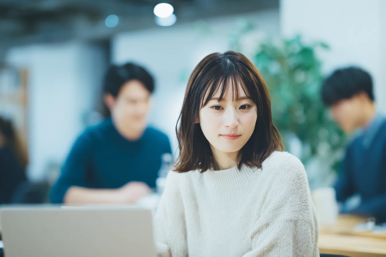 握手を交わす採用担当者と応募者
